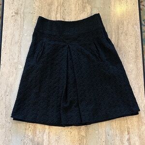 Lavia‎ black eyelet skirt pleated pockets Italy Italian size 42 us size 6 EUC